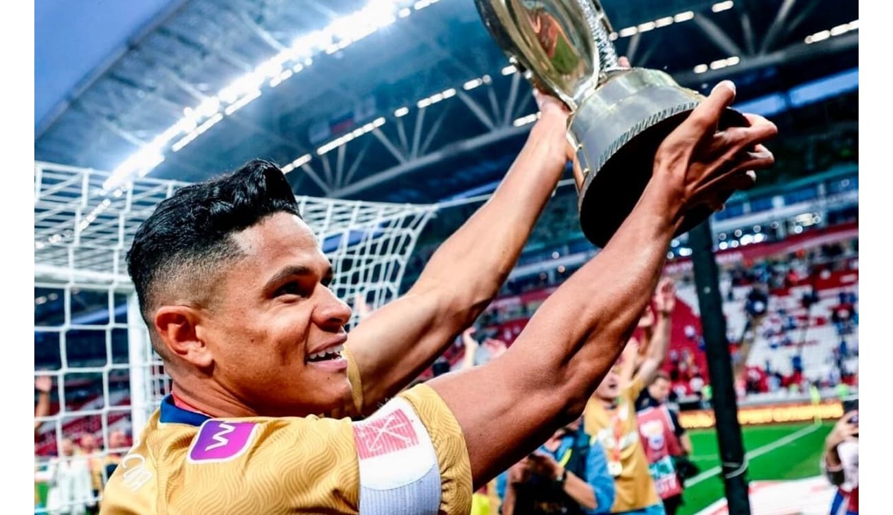 Douglas Santos se torna tricampeão russo e comemora mais um título