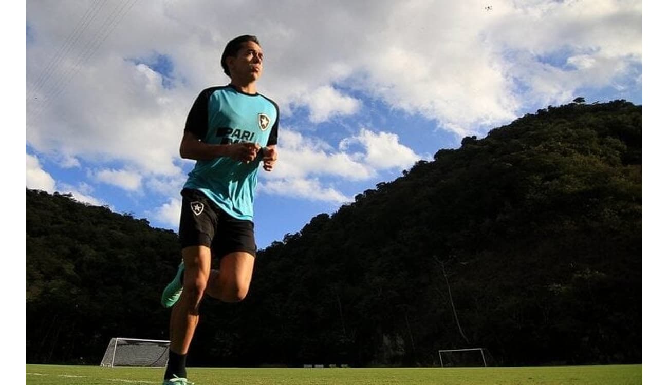 Segovinha joga bola e aprova hit da torcida do Botafogo: 'Gostei da música,  vai ser legal ouvir no estádio' - FogãoNET