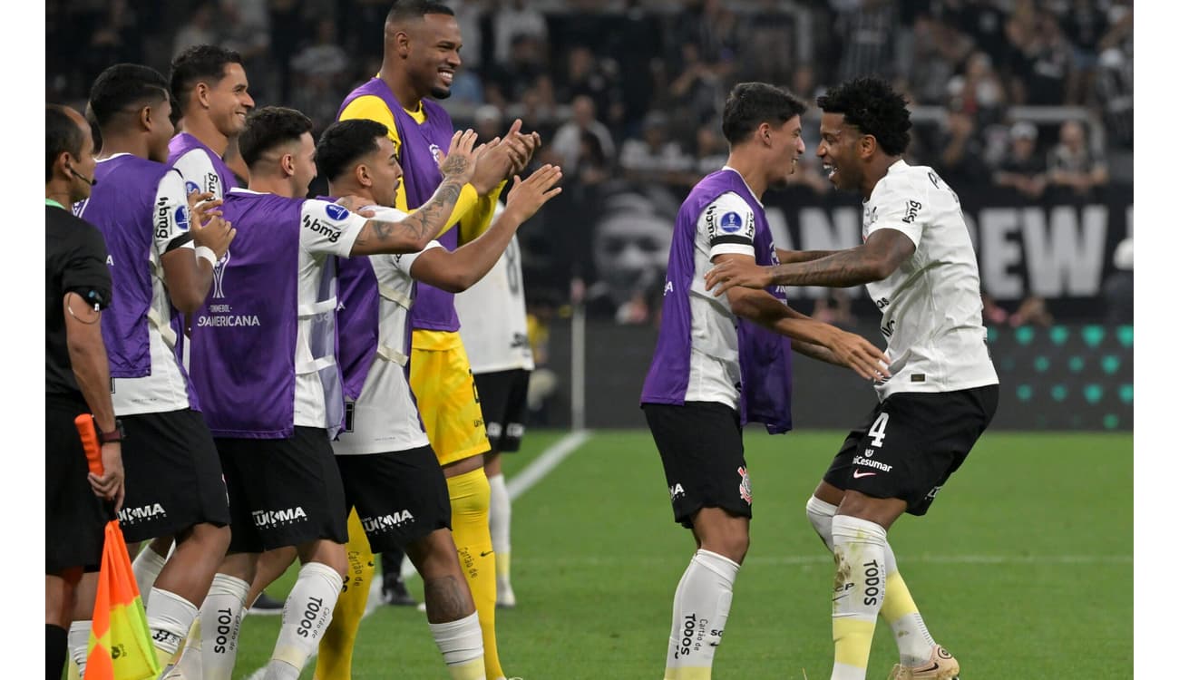 Corinthians bate Estudiantes e fica perto da semi da Sul-Americana