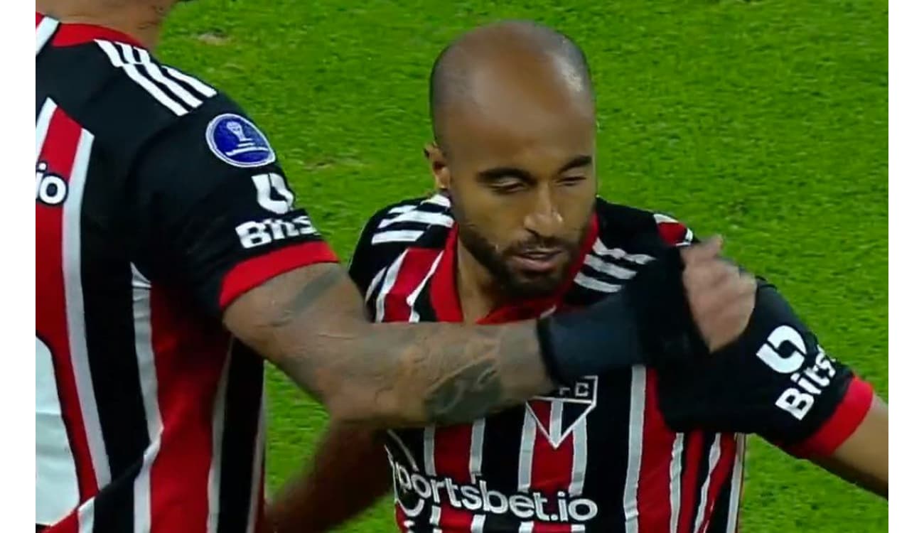 Lucas Moura of Sao Paulo heads the ball during Campeonato