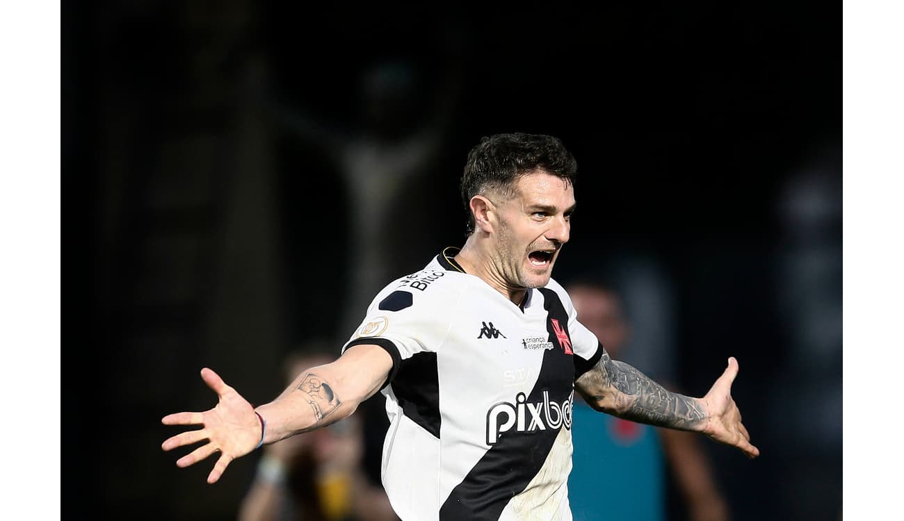 De volta ao Vasco, Rossi exalta felicidade e se declara: 'Clube que amo