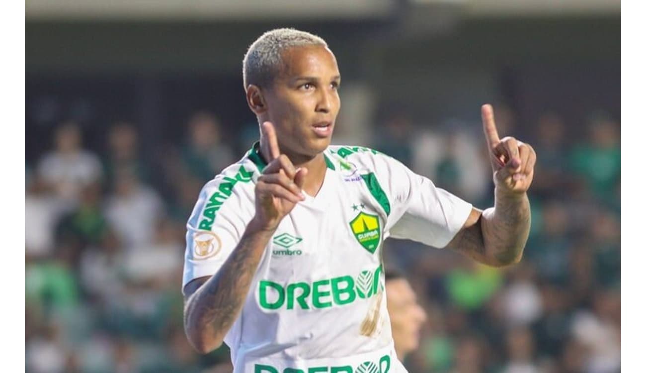 Deyverson lidera jogadores que mais ficam impedidos no Brasileirão