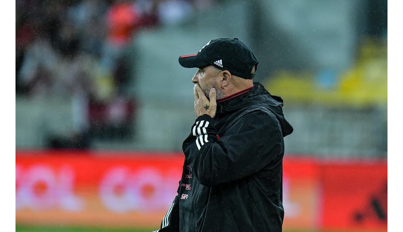 Análise: Flamengo reprime amor à bola pedido por Sampaoli, leva