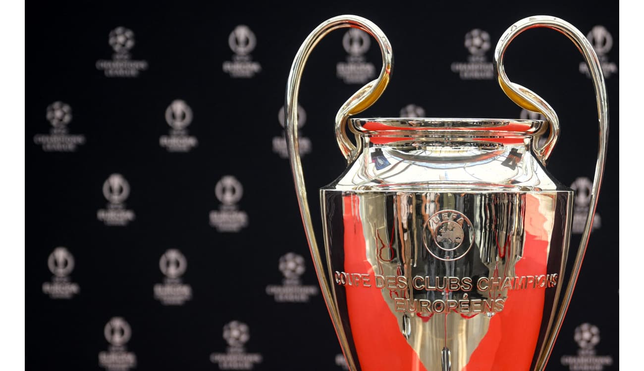 Arena Centauro recebe a taça da UEFA Champions League