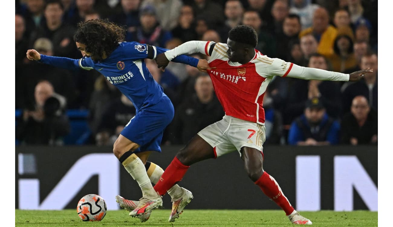 Clássico termina empatado, Chelsea sofre goleada, Arsenal alcança a  liderança Os resultados do dia na Premier League