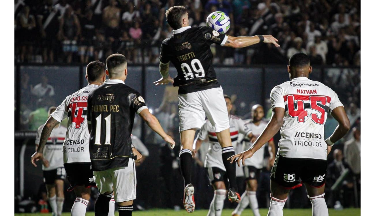 Ele é titular absoluto do Vasco e vai jogar lesionado contra o Corinthians