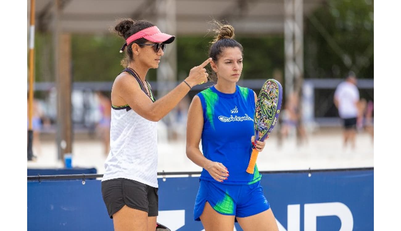 Mundial de Beach Tennis: André Baran e Nikita Burmakin avançam