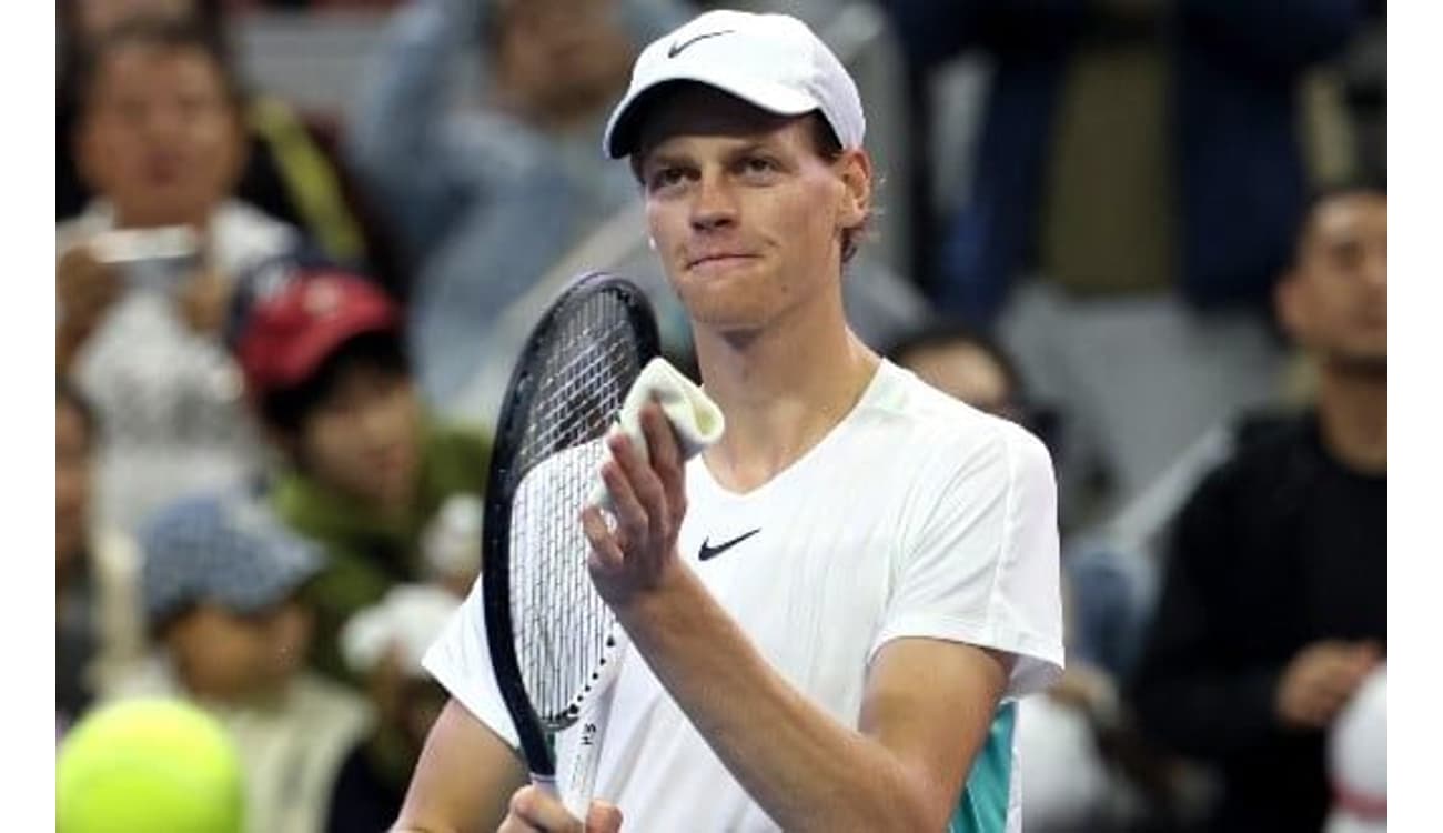 Medvedev vence Tsitsipas e enfrentará Sinner na final do ATP 500 de Viena