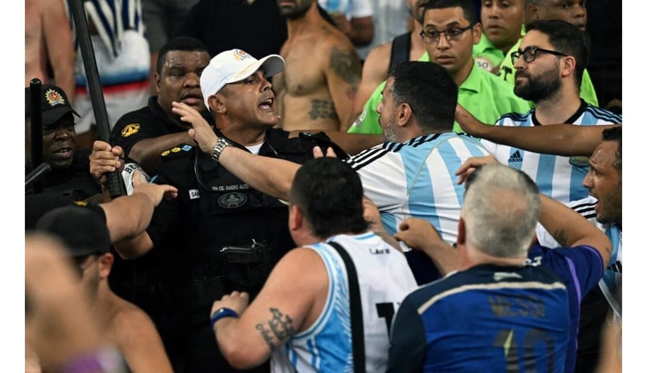 Argetina vence Brasil em jogo manchado por pancadaria entre torcedores e  Polícia Militar - Esportes DP