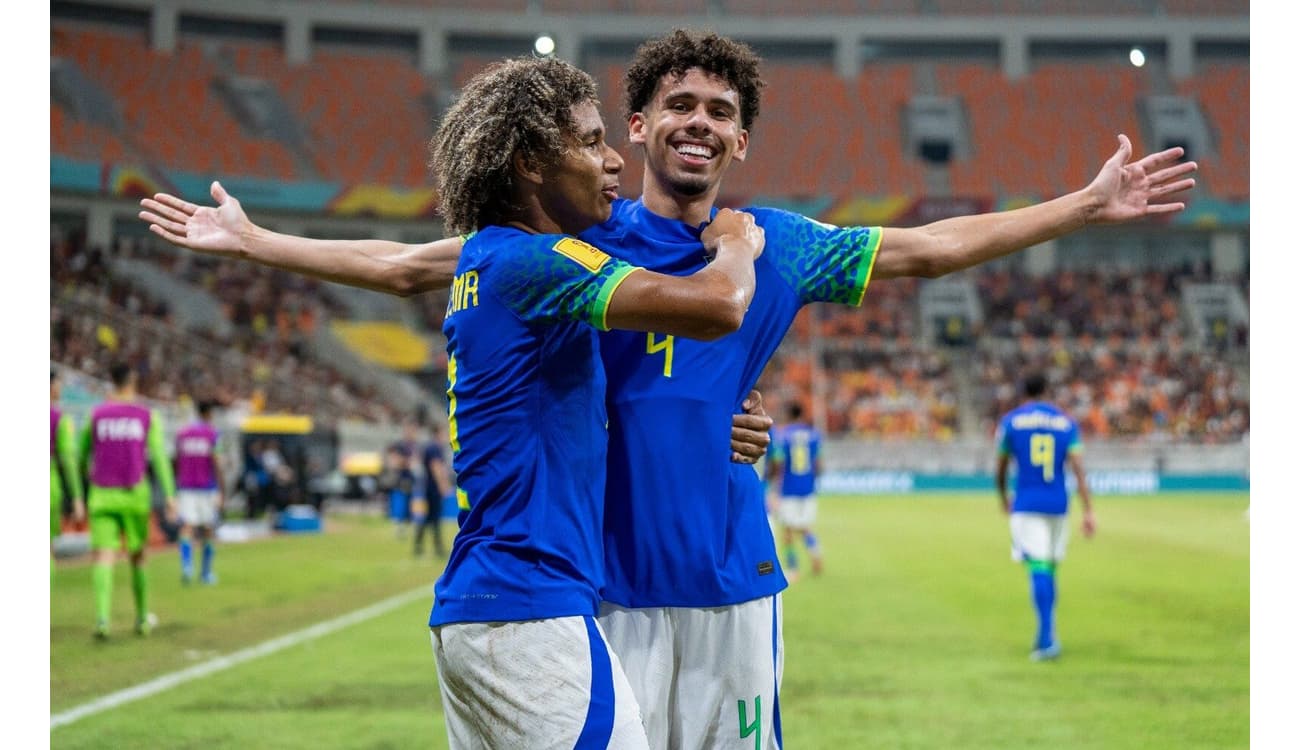 Flamengo e Seleção Brasileira sub-17 vencem com lances polêmicos