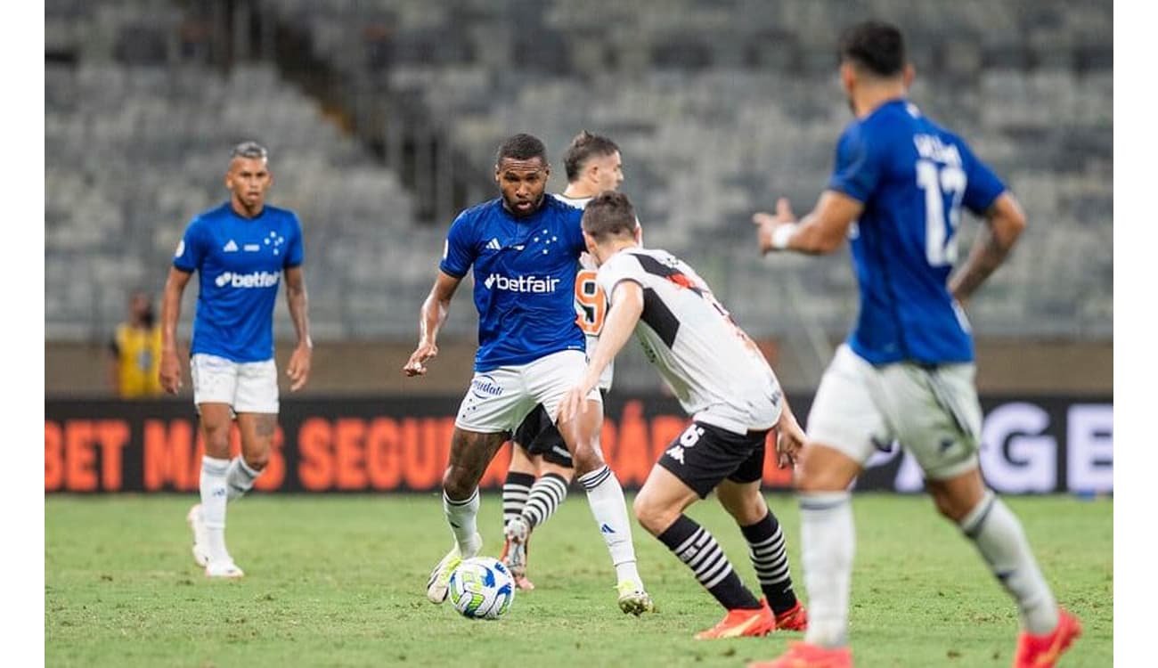 Luta contra o Z-4: Cruzeiro e Vasco empatam em jogo sem torcida