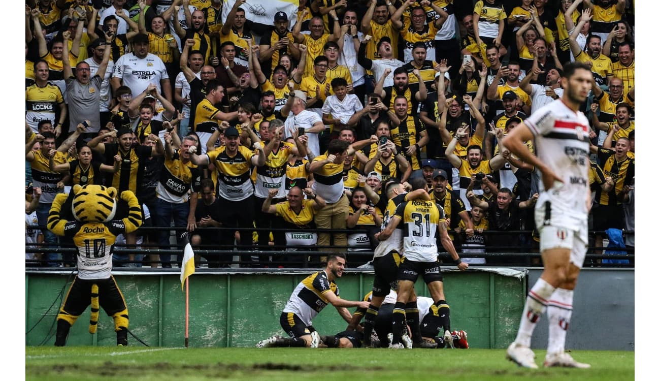 Criciúma vence o Botafogo-SP por 3 a 0 e volta à elite do