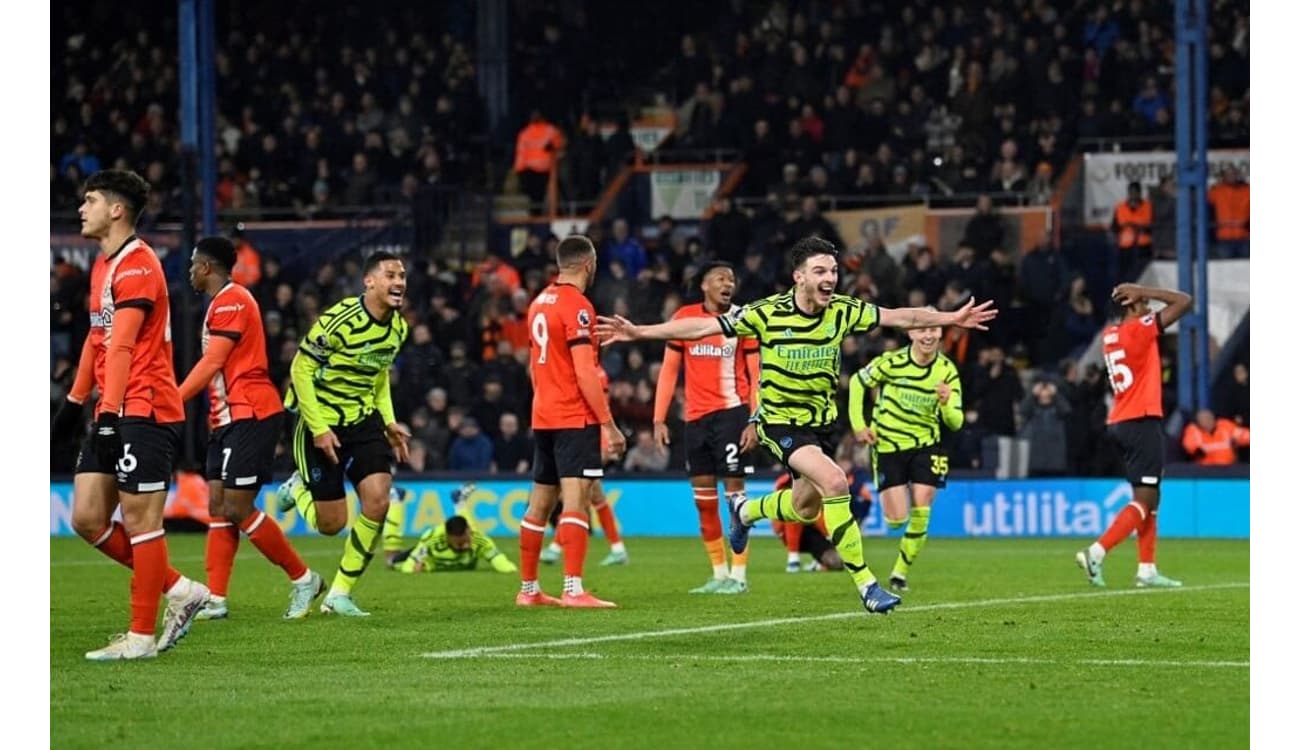 JOGUE BEM - Batalha nos gramados! ⚽🔴⚪ Luton Town recebe o Arsenal às  17:15. A emoção está no ar! Quem você acha que vai dominar o campo nesse  duelo? 👉 Deixe suas