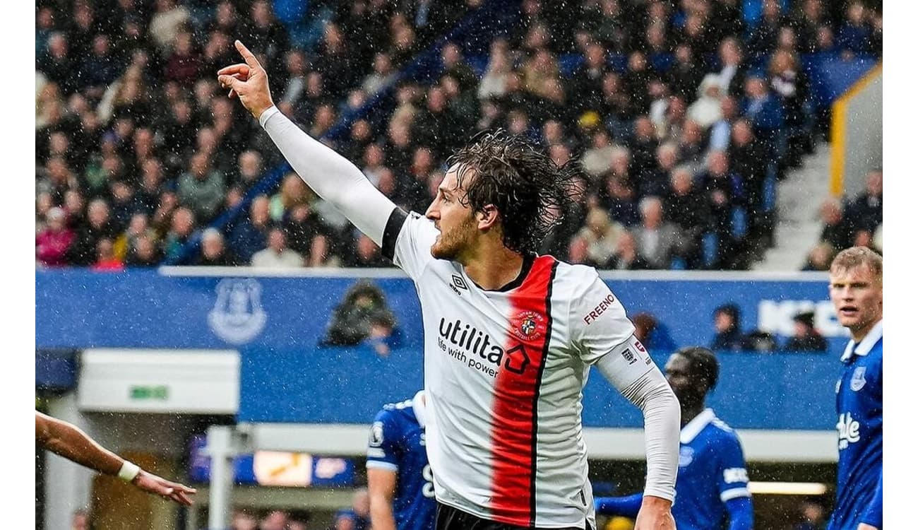 Premier League: capitão do Luton Town desmaia no gramado em partida contra  o Bournemouth - Lance!