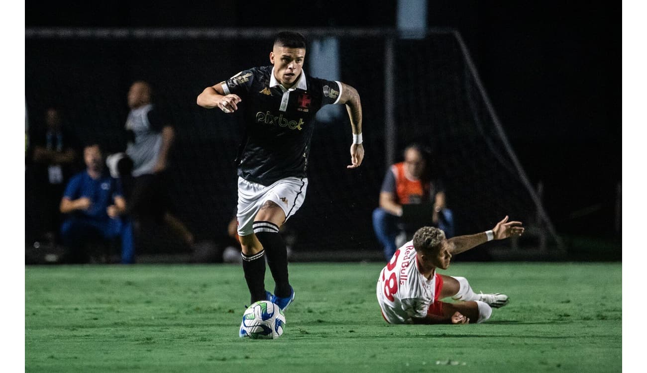 Gabriel Pec é cobiçado por mais um gigante brasileiro; Vasco faz