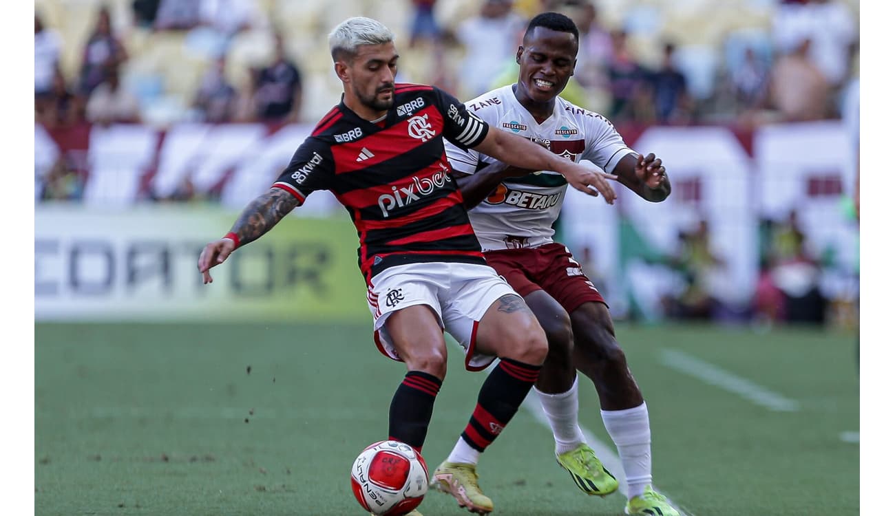 Único invicto, Flamengo vence o Fluminense e se isola na liderança do Carioca