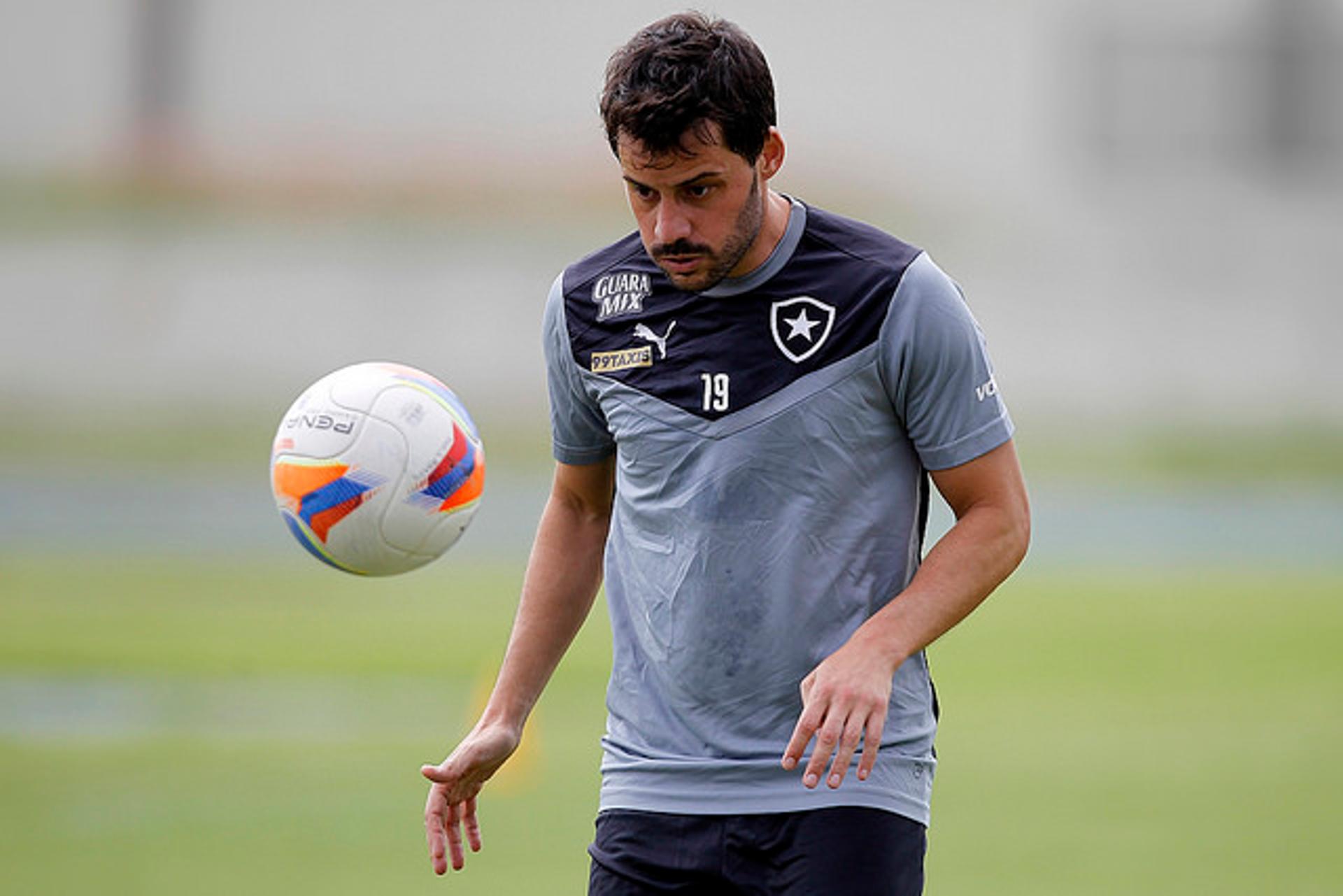 Bazallo em treino do Botafogo (Foto: Vitor Silva / SSPress)