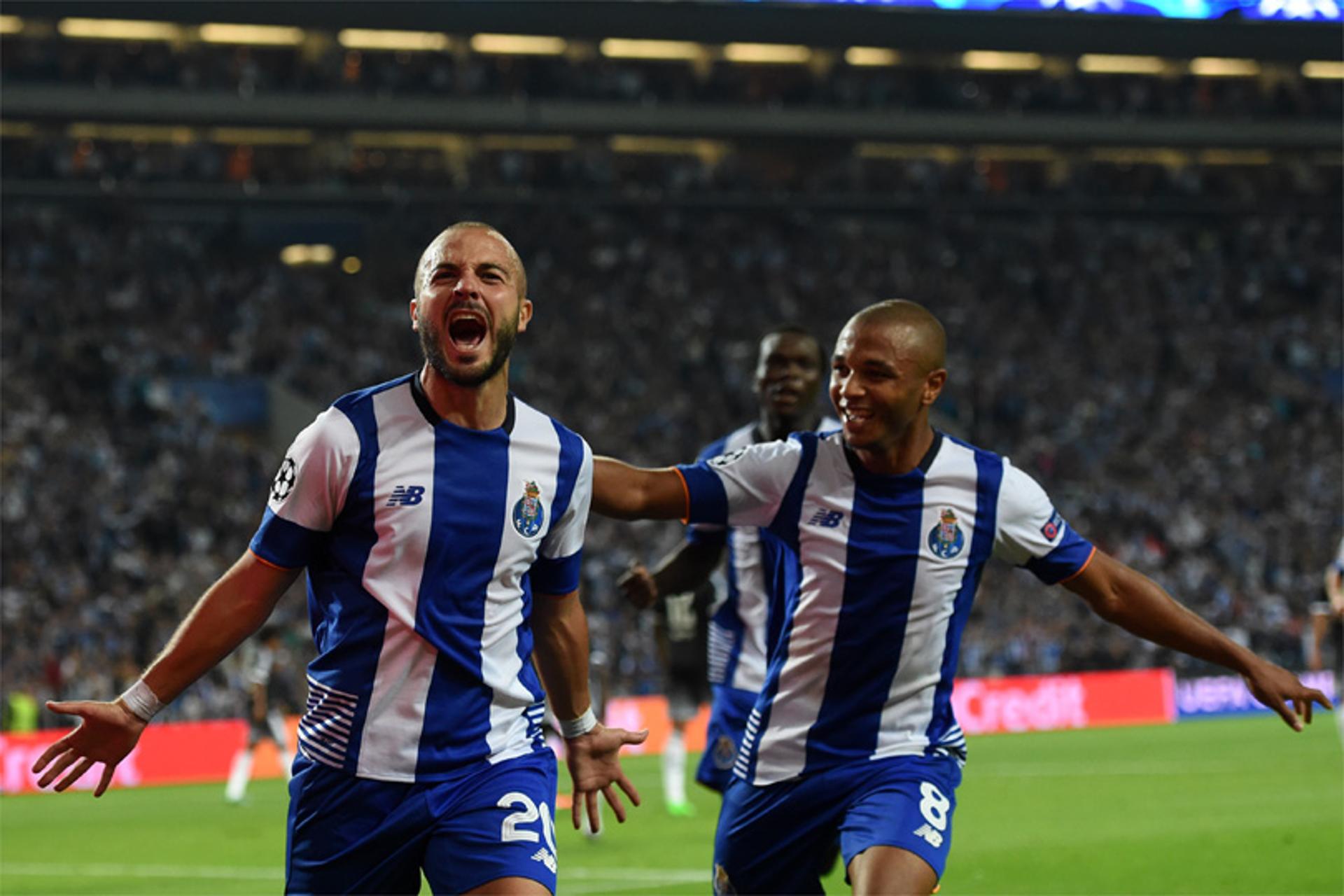 André André comemora gol do Porto com Brahimi em cima do Chelsea (Foto: AFP)