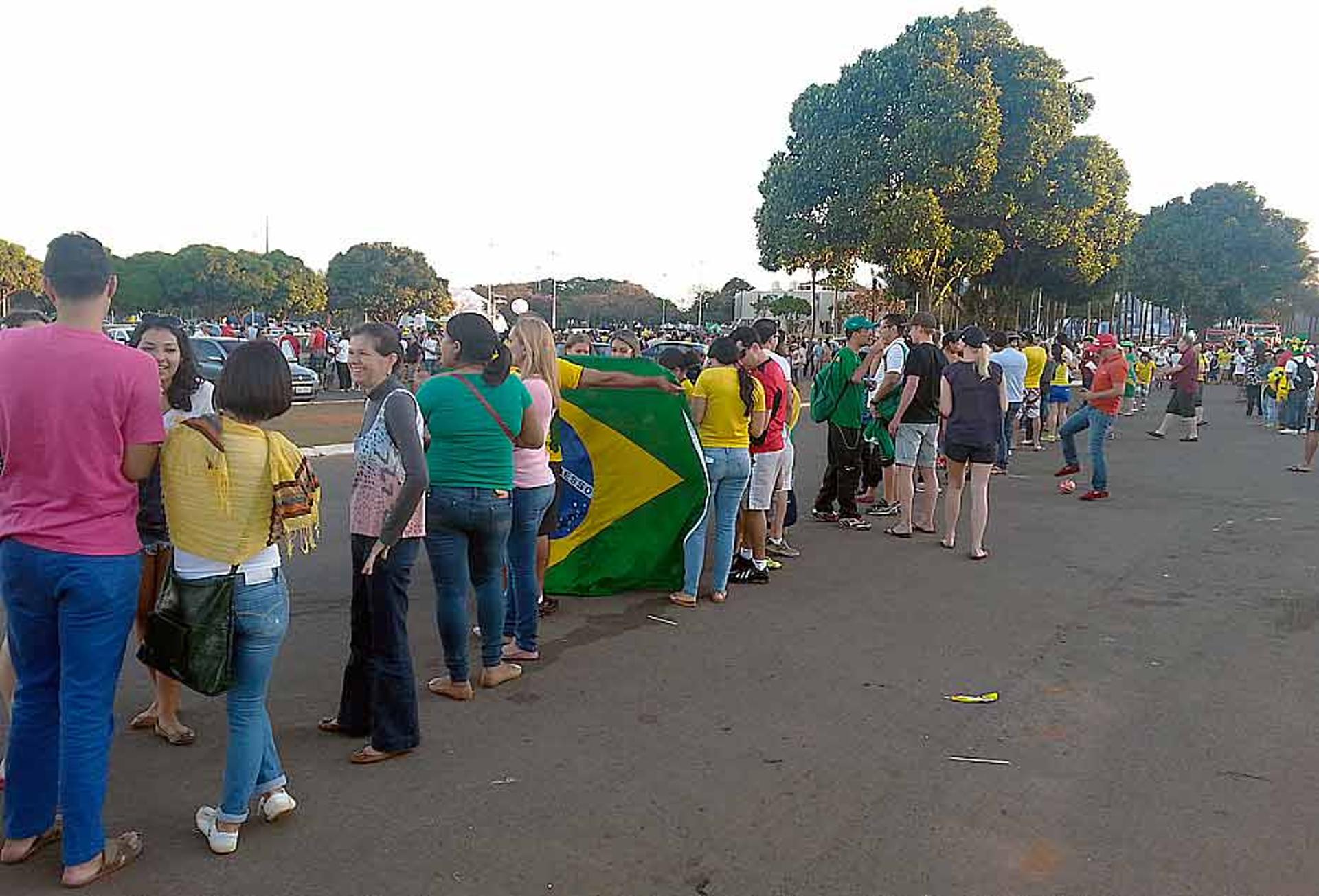 Fila no Estádio Mané Garrincha, em Brasília (Foto: Luiz Fernando Gomes)