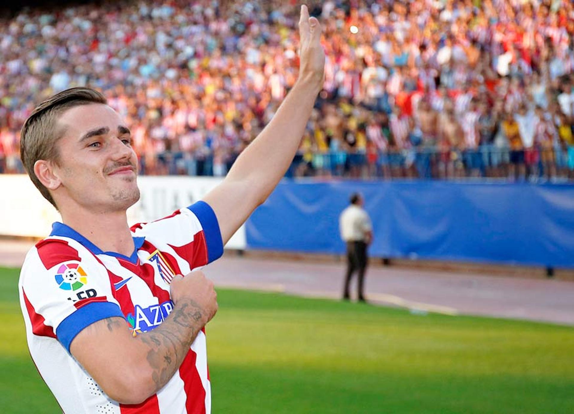 O jogador já foi apresentado à torcida colchonera (Foto: Reprodução / Site Oficial Atlético de Madrid)