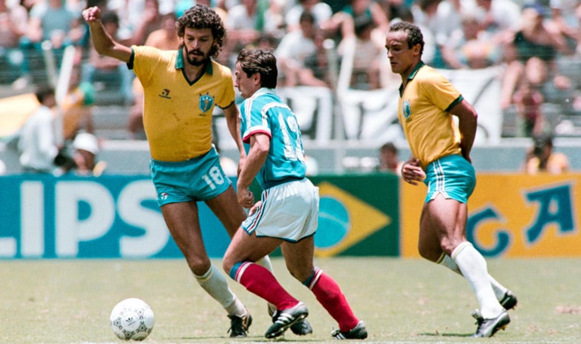Francês Alain Giresse disputa bola com  Sócrates e Elzo, durante o jogo das quartas de final da Copa do Mundo entre França e Brasil, em 1986 (Foto: AFP)