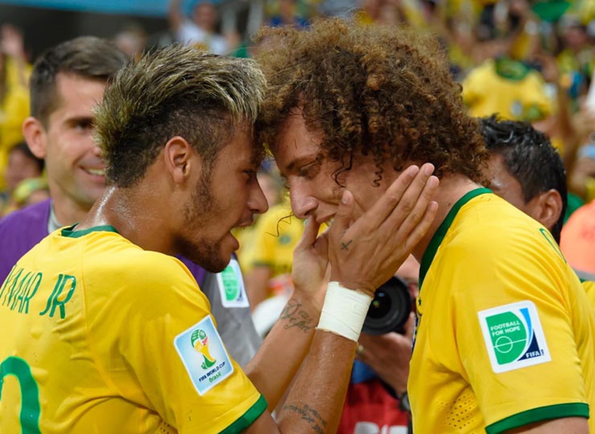 Neymar e David luiz - Brasil x Colômbia (Foto: Vanderelei Almeida/AFP)
