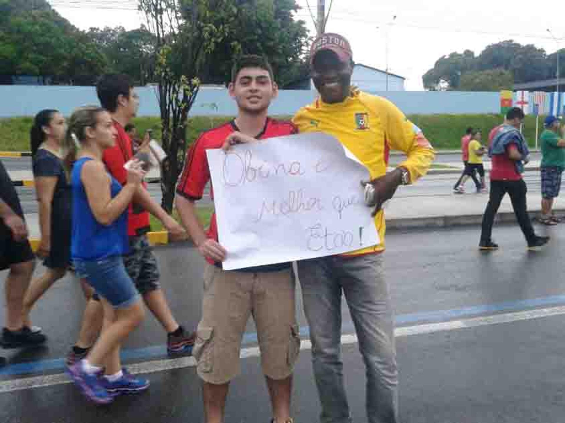 Torcedor brinca com Camaronês em Manaus "Obina é melhor que Eto'o (Foto: Divulgação)