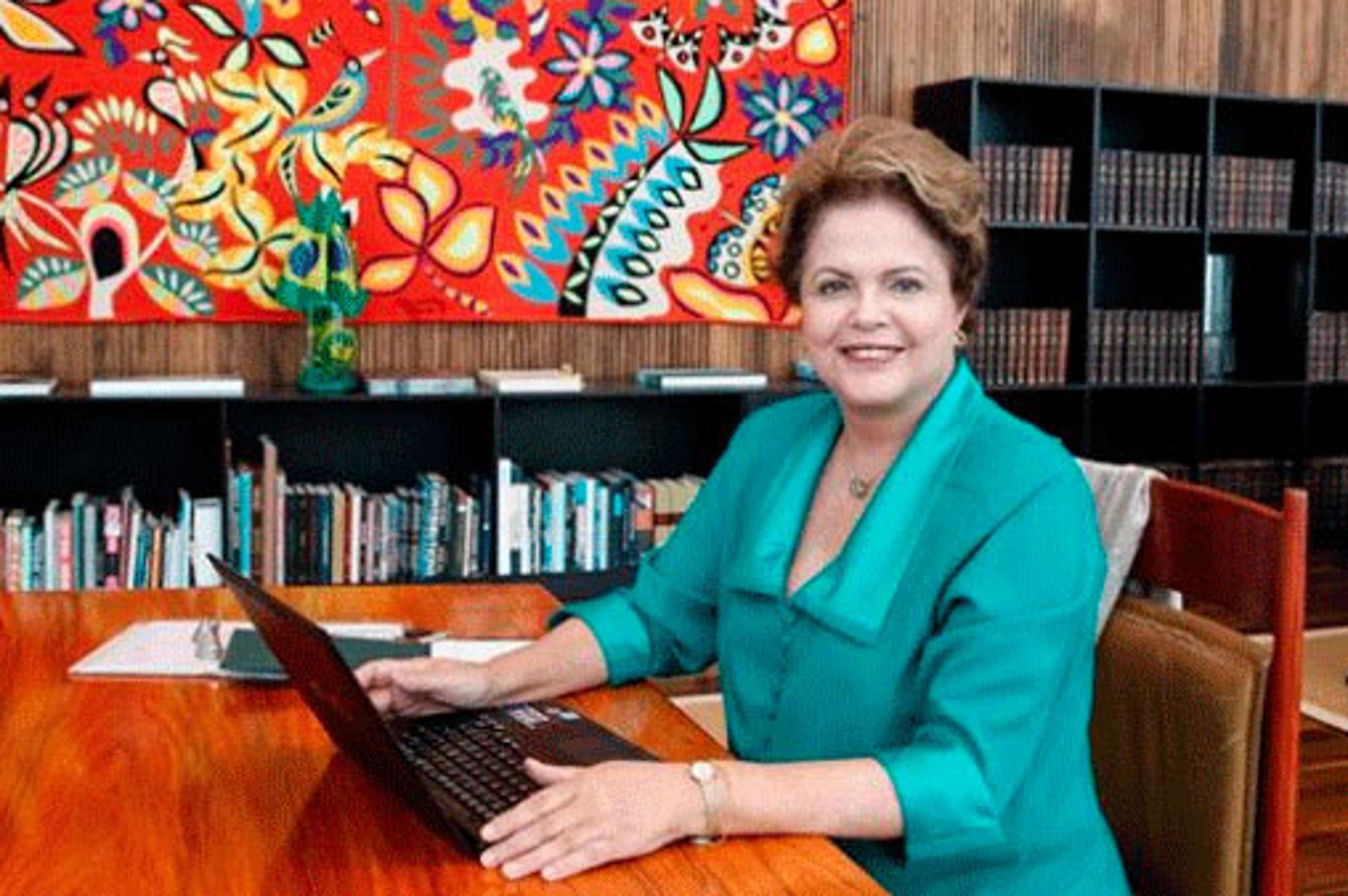 Dilma faz 'Tóis' em papo com internautas (Foto: Divulgação)