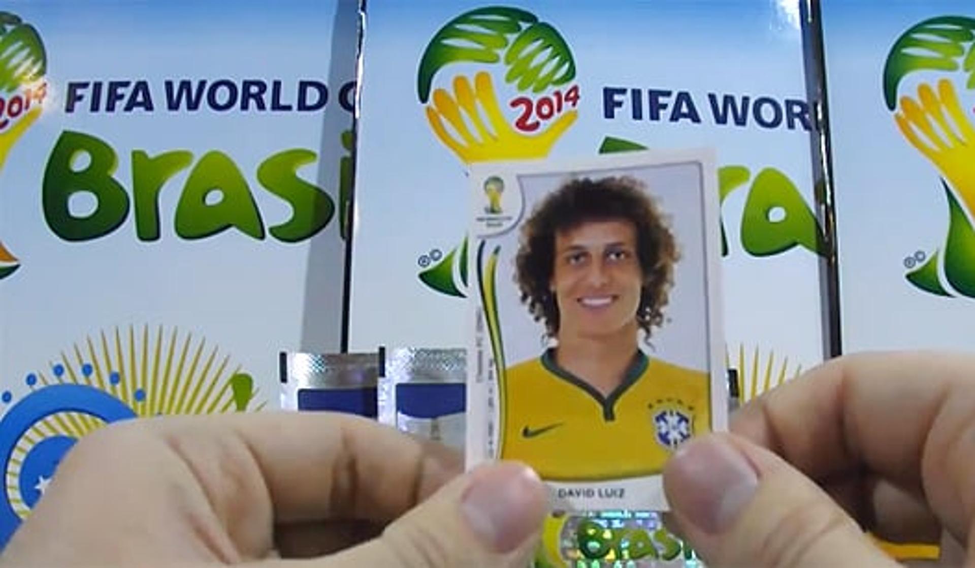 FRAME - David Luiz aparece em pacote de suposto álbum da Copa do Mundo de 2014 (Foto: Reprodução/Internet)