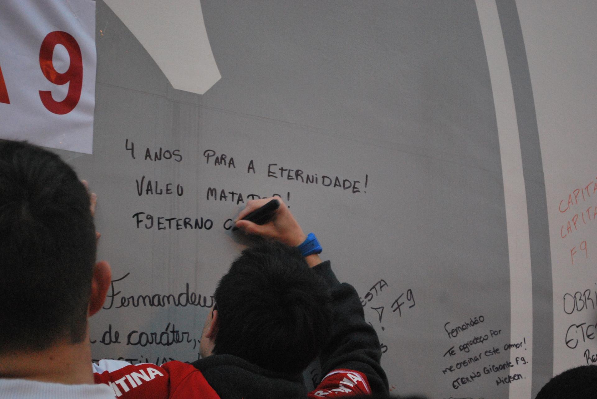 Torcedor do Internacional escreve mensagem para Fernandão (Foto: Eduardo Moura)