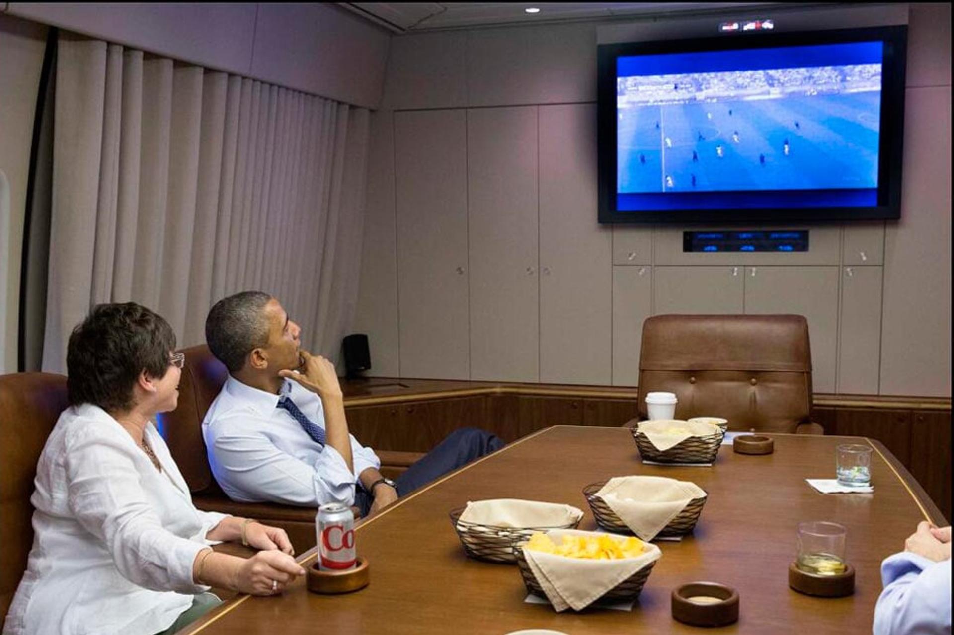 Obama assistindo o jogo da Copa (Foto: Reprodução/ Twitter)