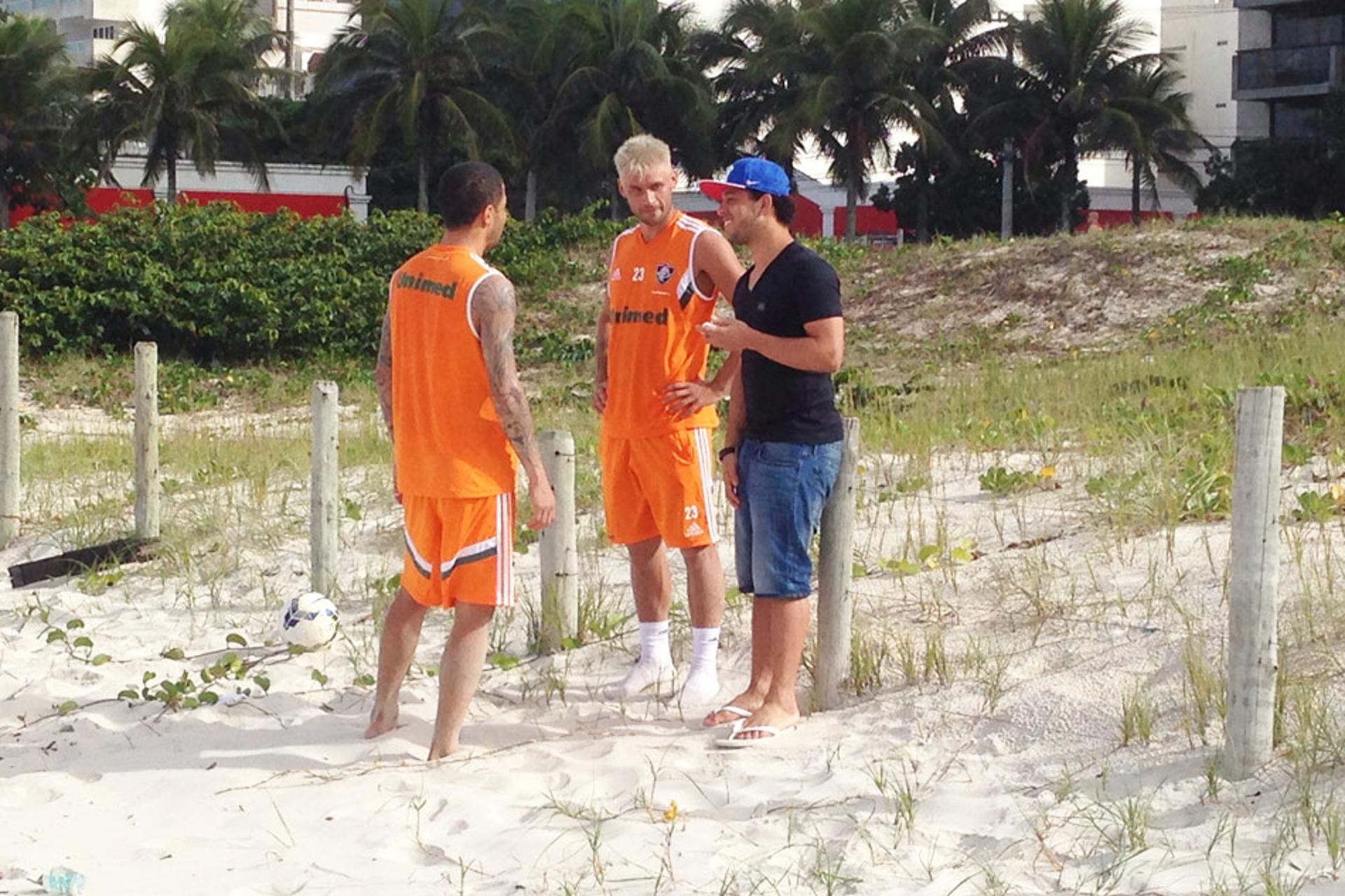 Wellington Nem junto com o elenco do Fluminense na praia (Fofo: Vitor Pimenta)
