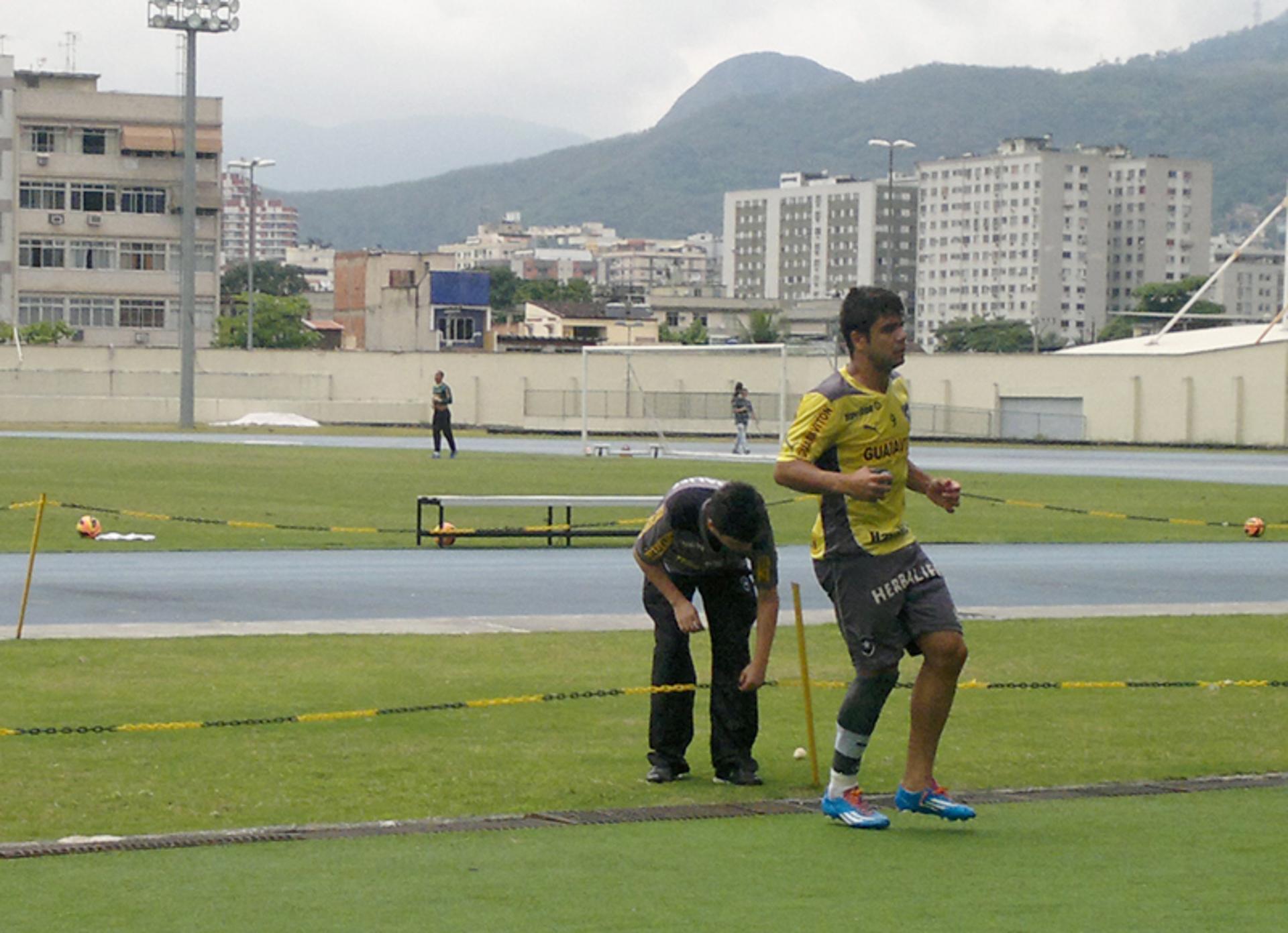 Henrique deixa o campo mancando - Treino do Botafogo (Foto: Luiz Gustavo Moreira)