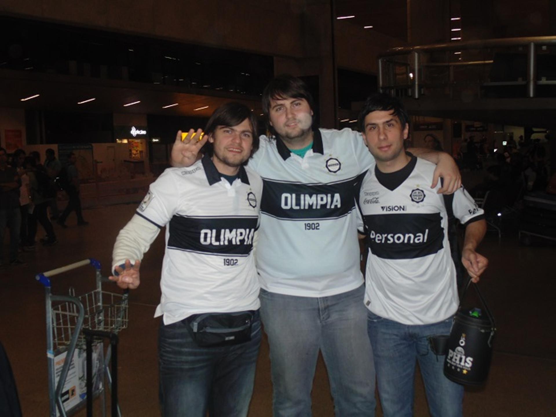 Carlos, Cristian e Luis, torcedores do Olimpia (PAR) (Foto: Thiago Fernandes)