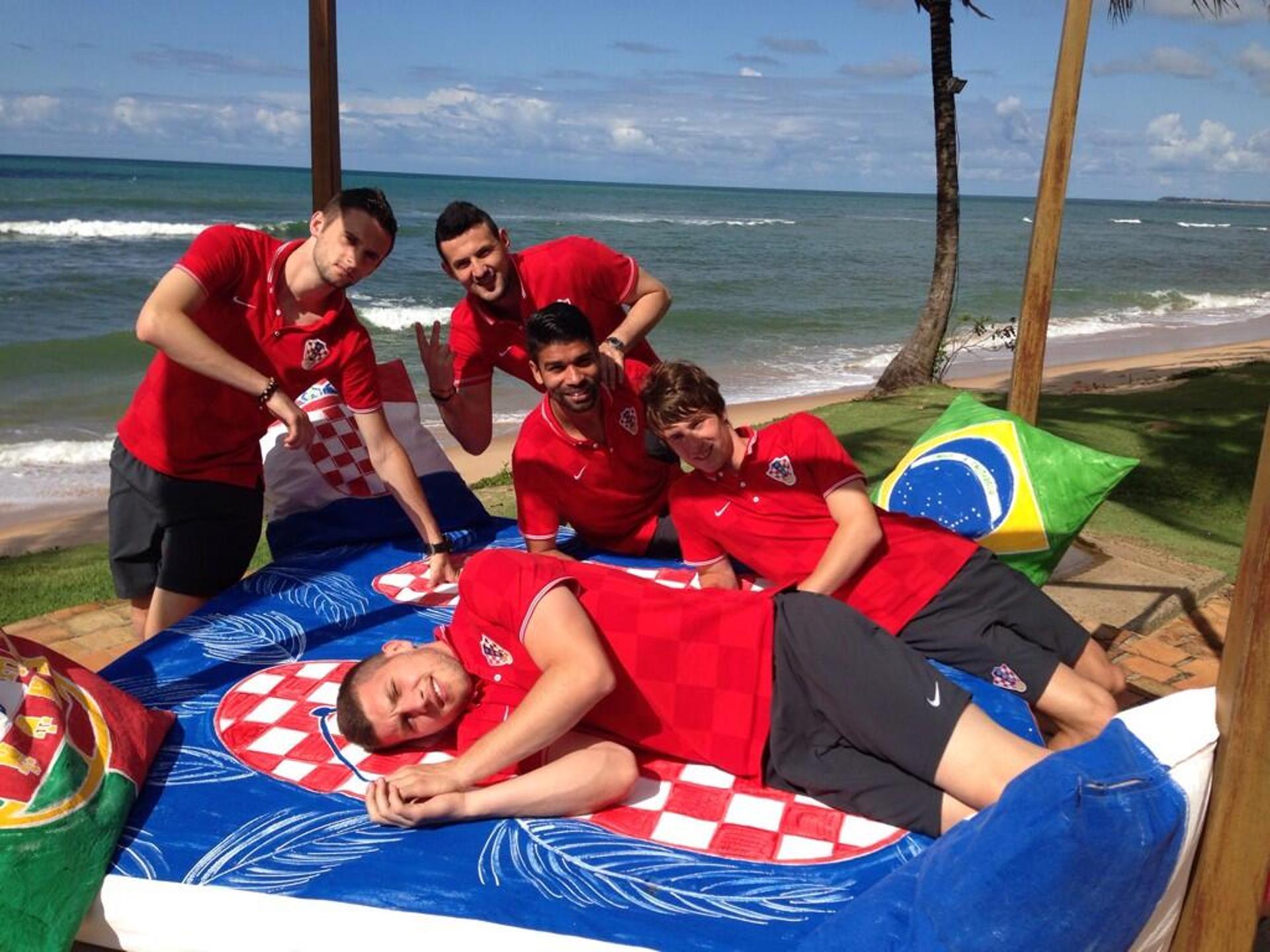 Atletas relaxam na praia (Foto: Reprodução / Facebook)
