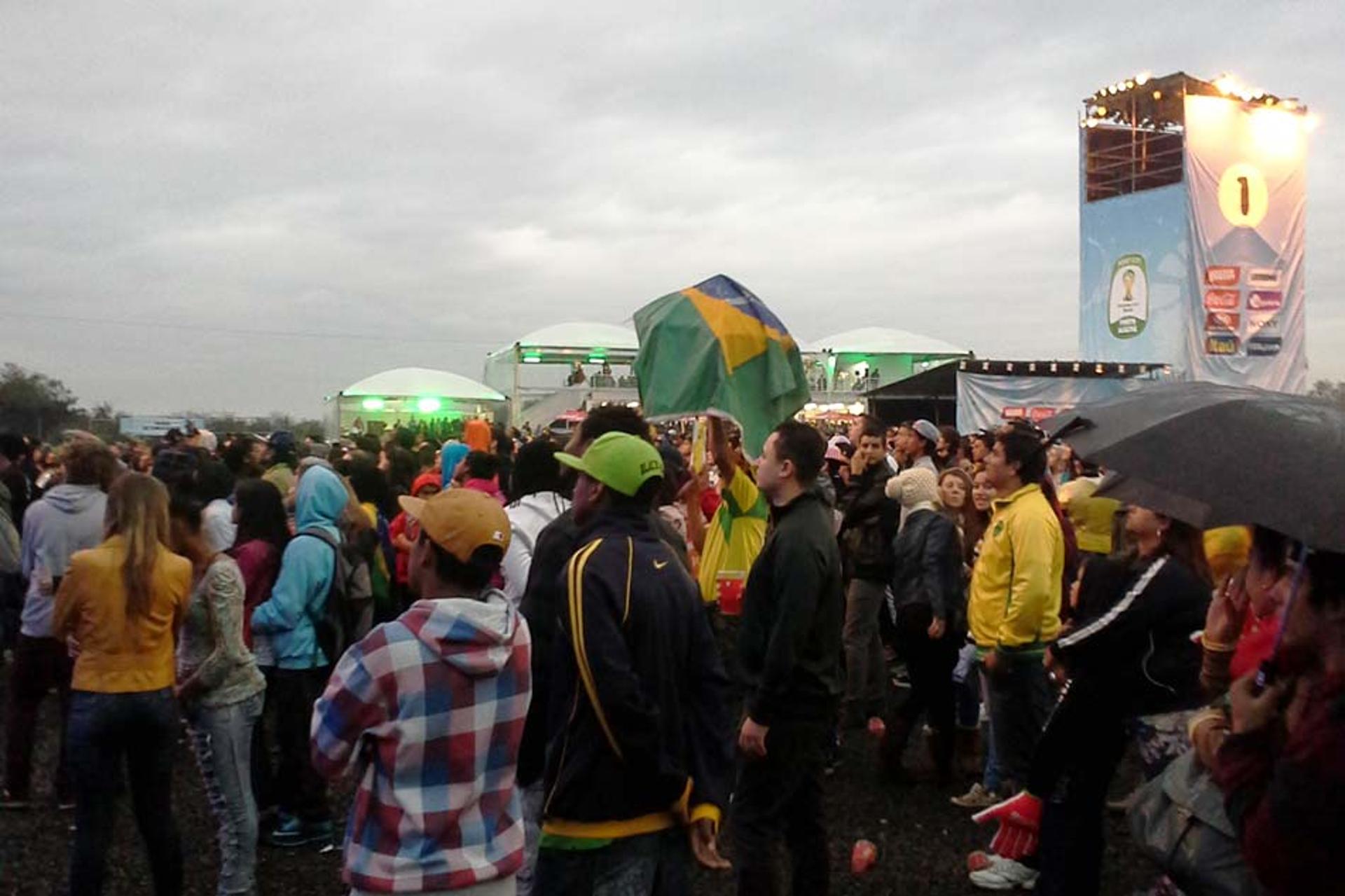 Fan Fest com chuva em Poa (Foto: Valdomiro Neto)