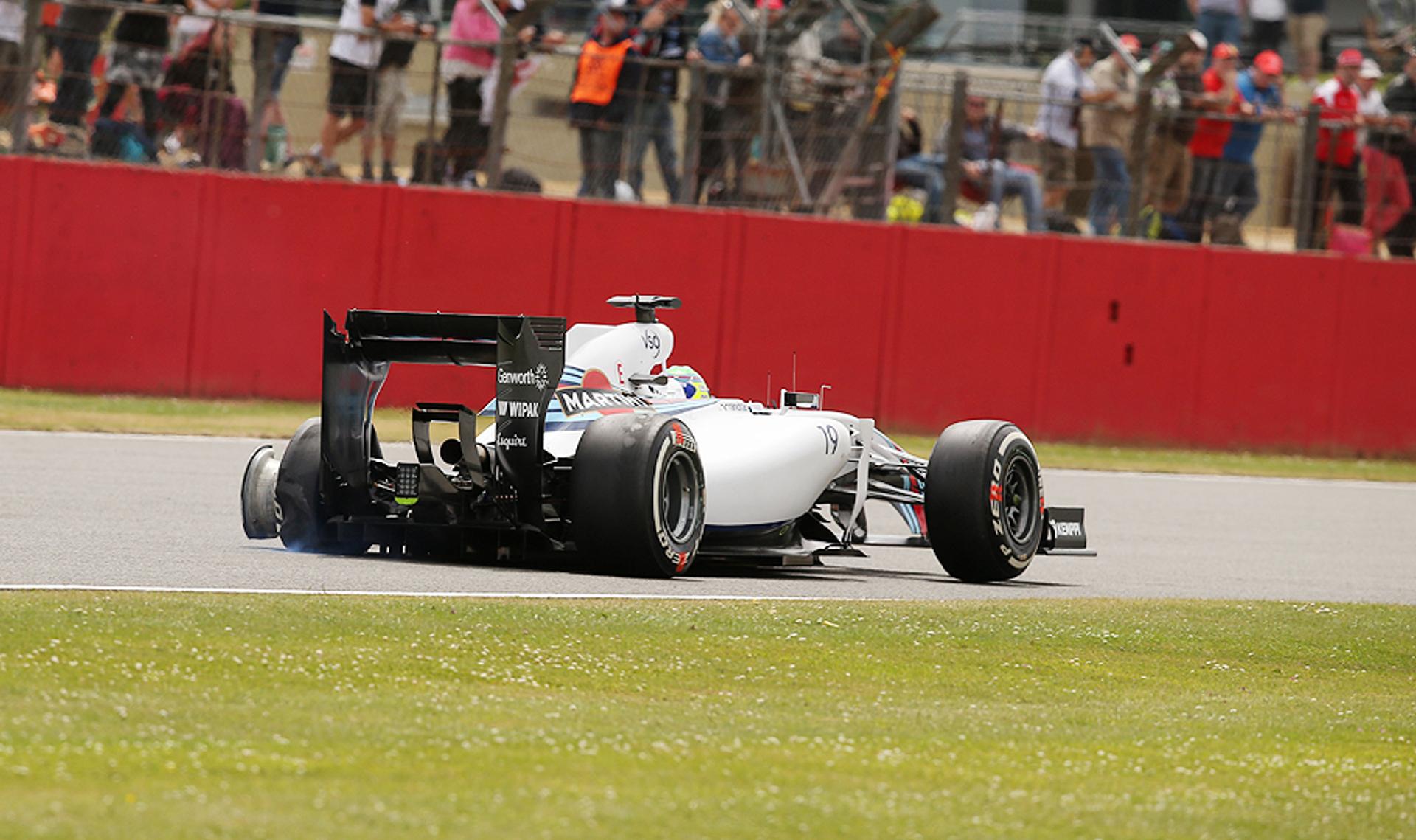 No GP de Silverstone, Felipe Massa se envolve em acidente e, com suspensão traseira danificada, é obrigado a deixar a corrida ainda na primeira volta (Foto: Andrew Yates/AFP)