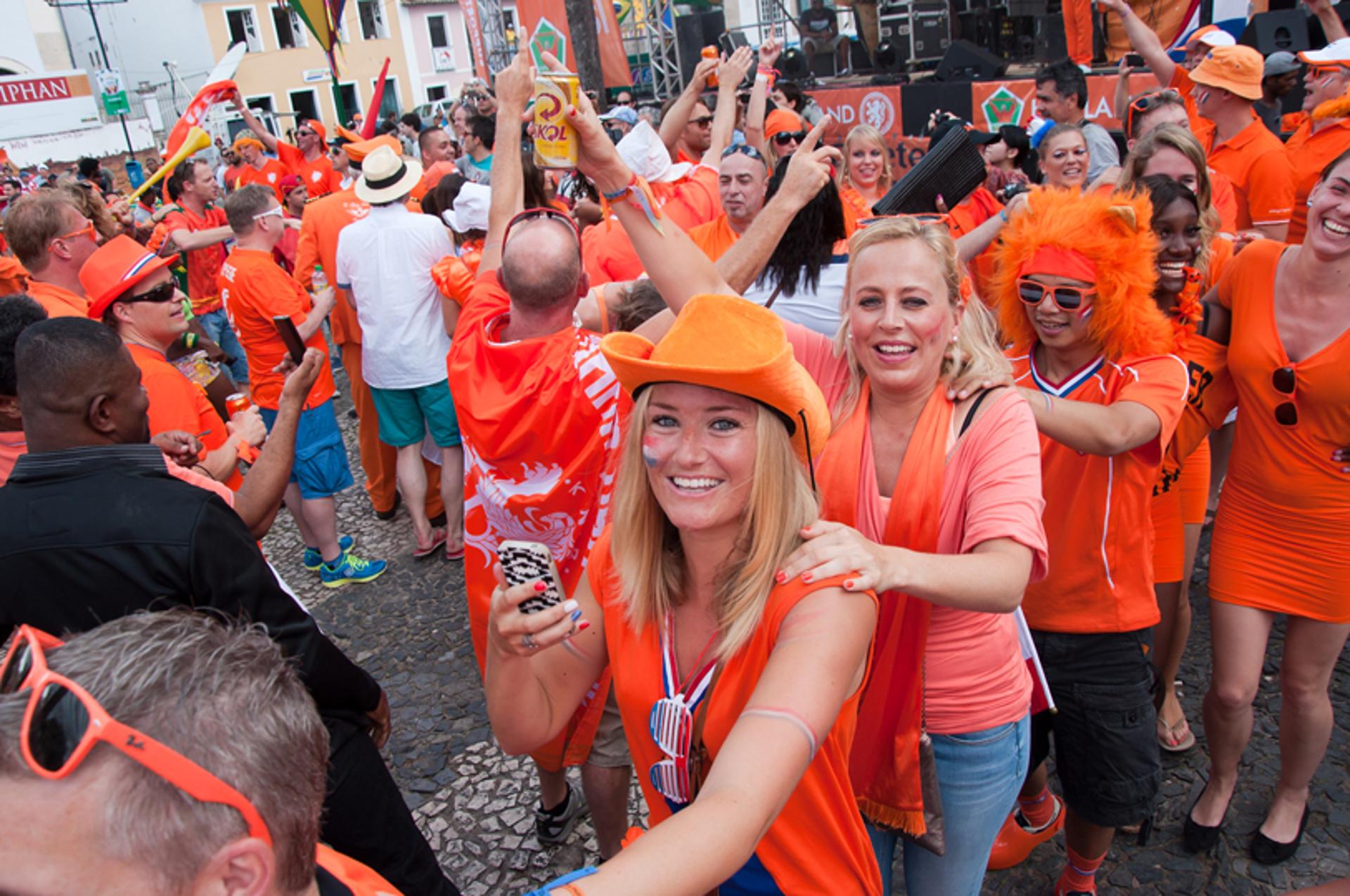 Holandeses fazem festa no Pelourinho antes do jogo contra a Espanha (Foto: Cissa Costa/LANCE!Press)