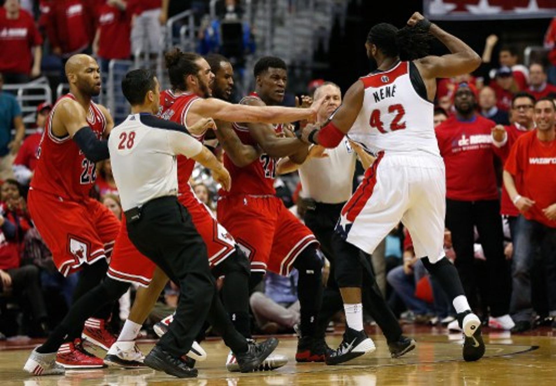 Nenê perdeu a cabeça em duelo contra o Bulls na NBA (Foto: Win McNamee/Getty Images North America/AFP)