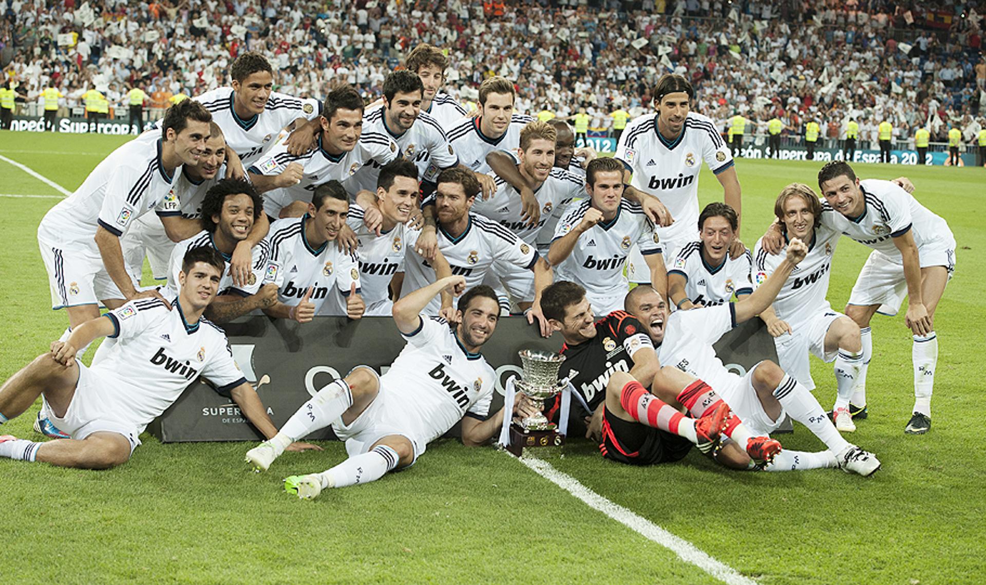 Com o Real Madrid, Mourinho foi campeão espanhol, da Copa do Rei e da Supercopa da Espanha (na foto) (Foto: Dani Pozo/AFP)