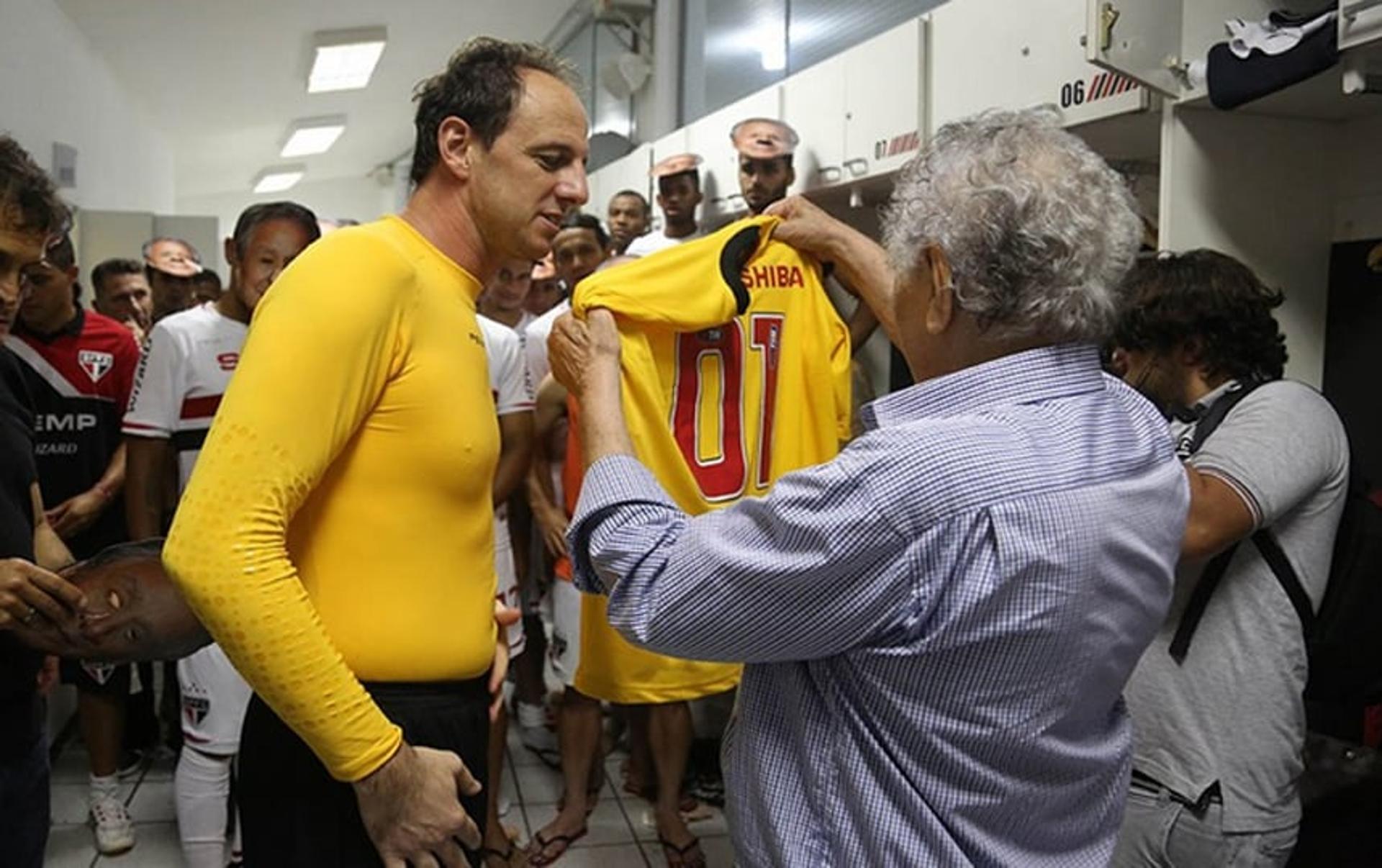 Jogadores homenageiam Juvenal Juvêncio após o jogo da Copa do Brasil (Foto: Rubens Chiri / saopaulofc.net)