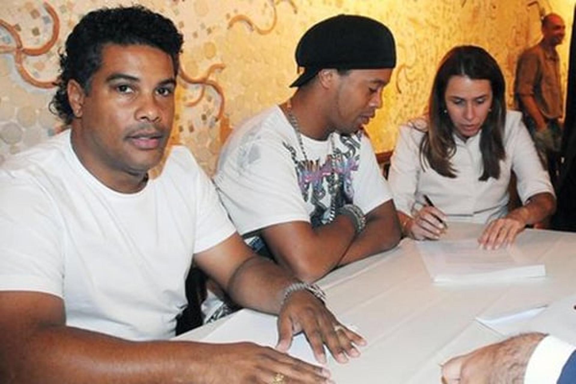 Assis, Ronaldinho e Patricia na assinatura de contrato em 2011 (Foto: Alexandre Vidal/Fla Imagem)