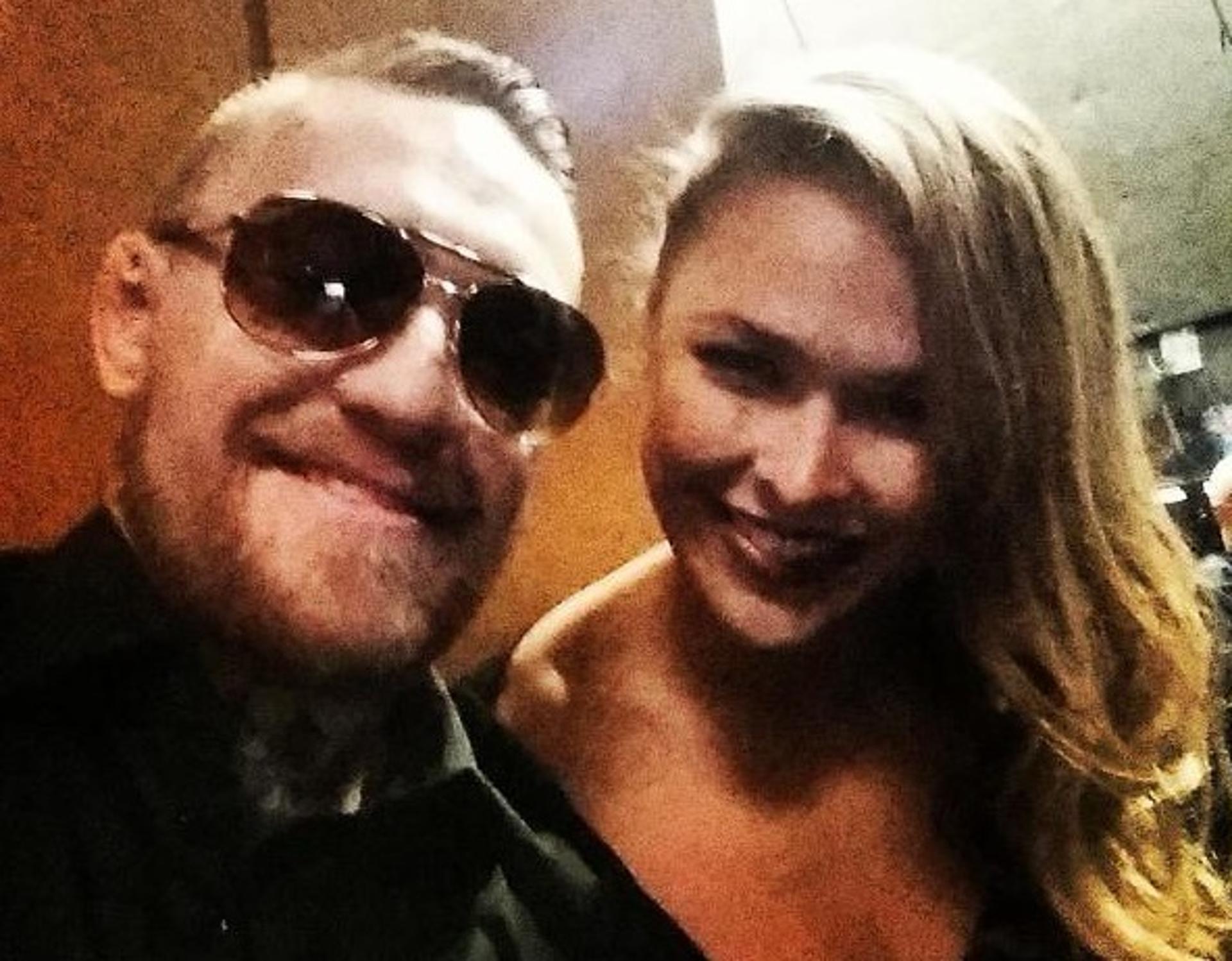 Conor McGregor posa ao lado de Ronda Rousey (FOTO: Reprodução)