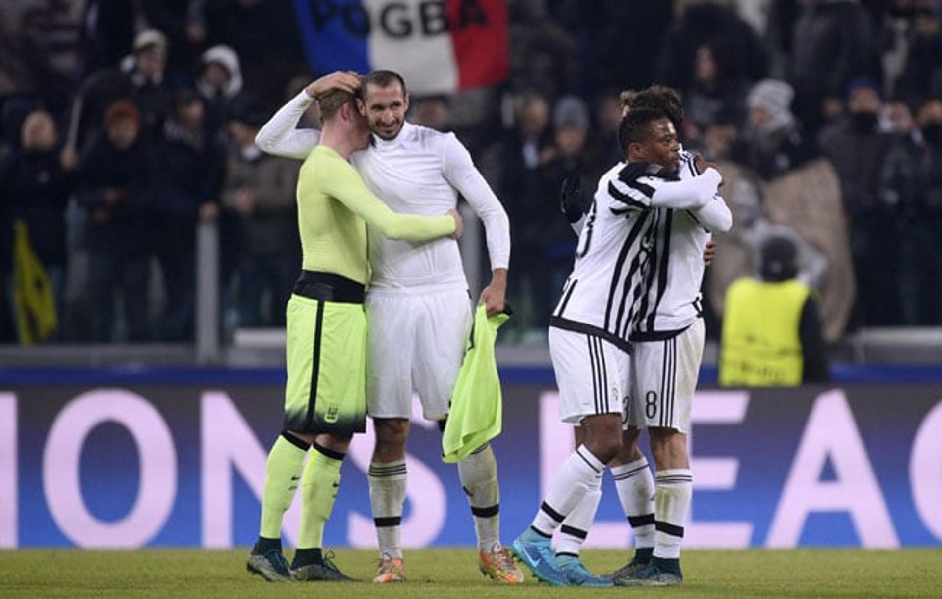 Evra comemora com jogadores a classificação da Juventus para oitavas da Champions (Foto: Marco Bertorello / AFP)