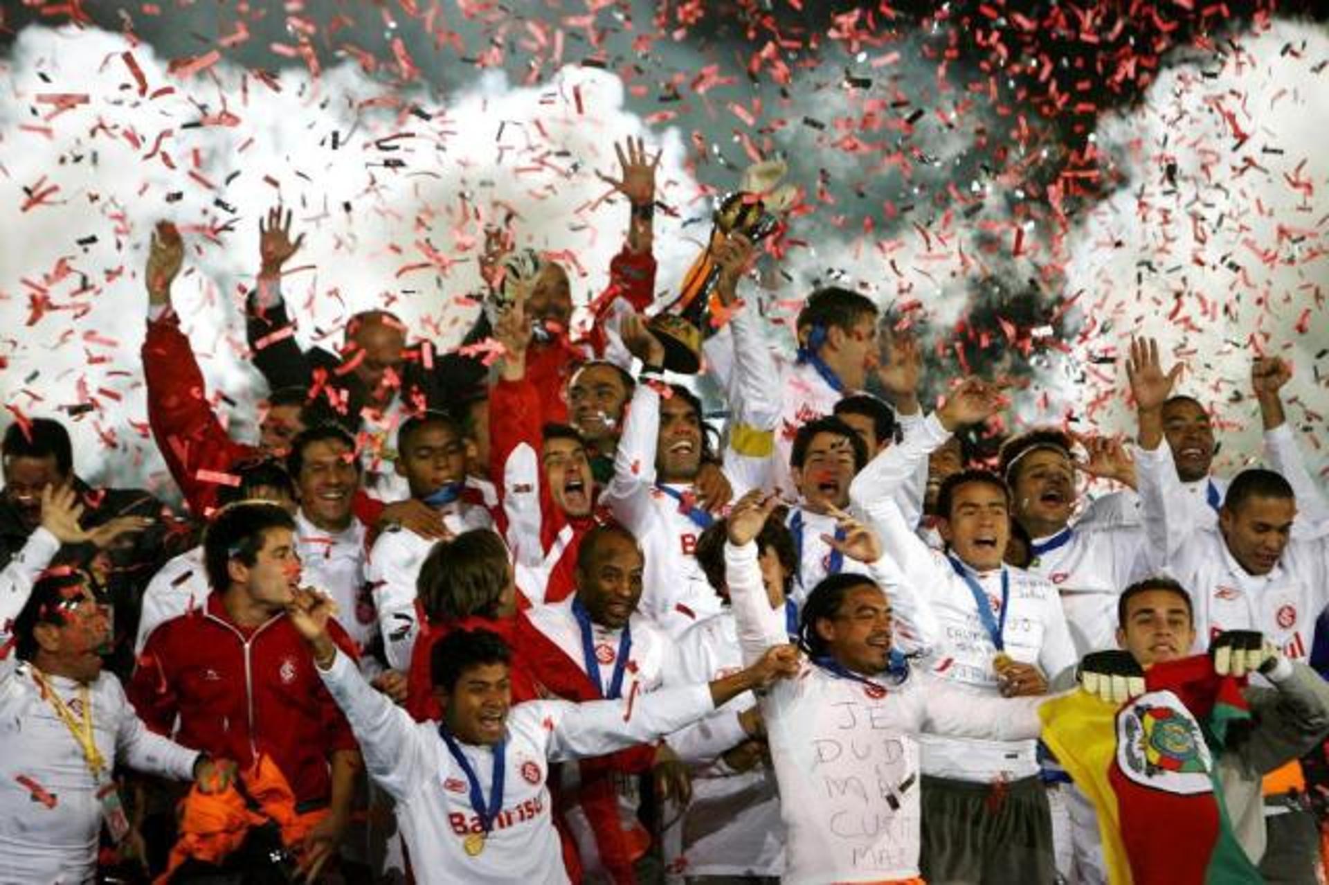 Fernandão levanta a Taça do Mundial de Clubes da Fifa (Foto: Divulgação/Internacional)