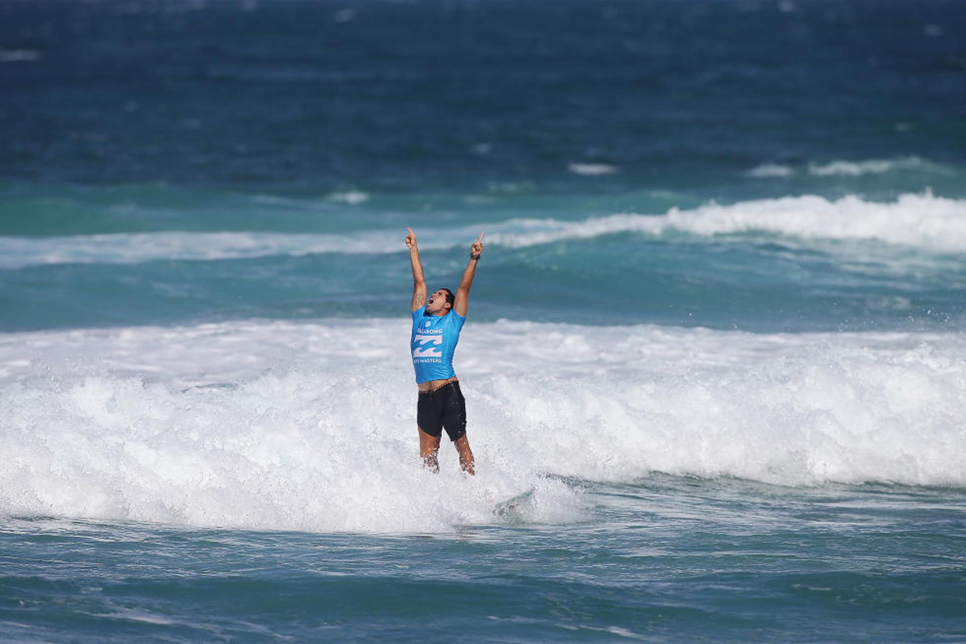 Mineirinho celebra seu título mundial no Havaí (Foto: WSL)