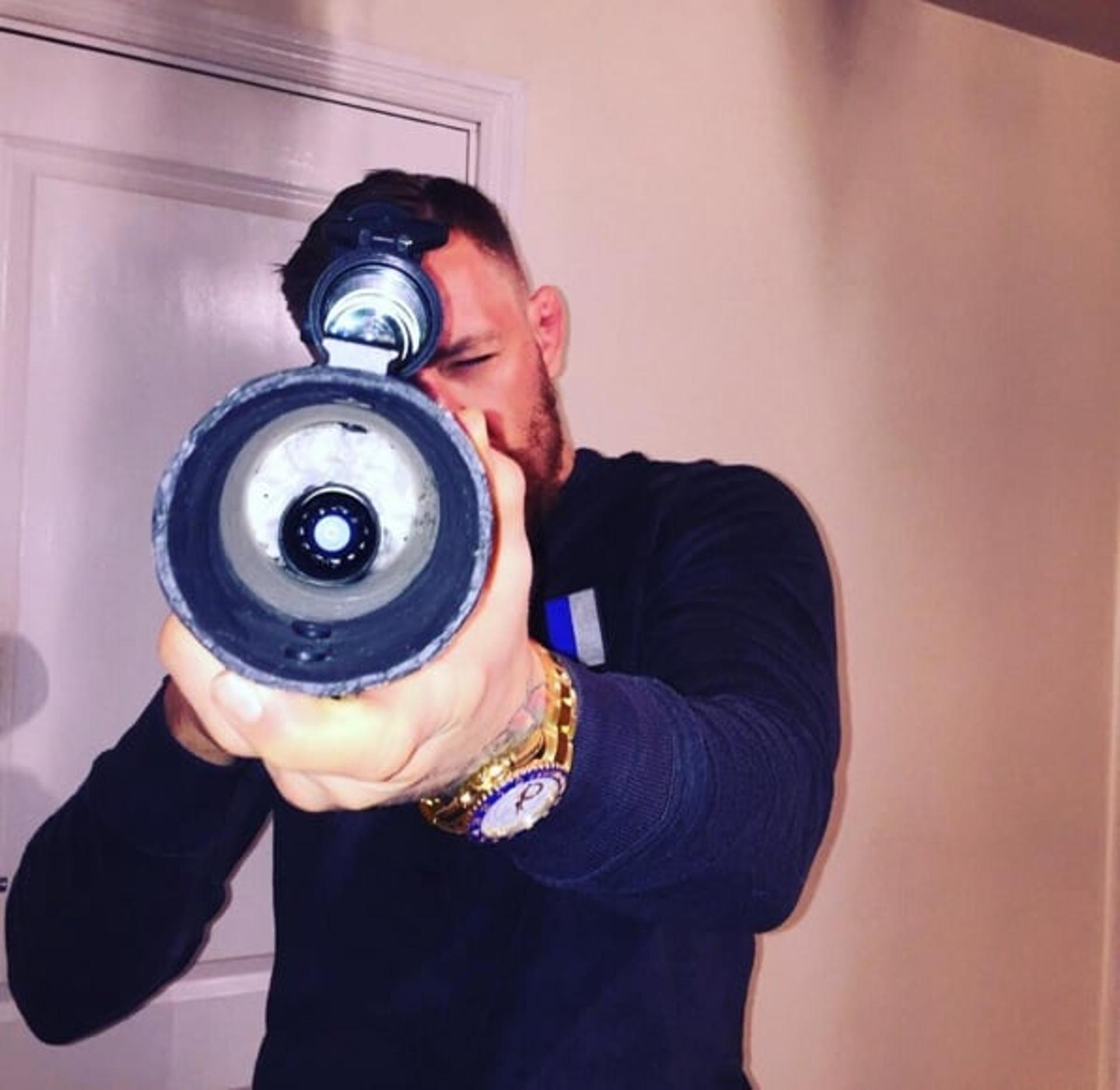 Conor McGregor ostenta bazuca de presente (FOTO: Reprodução)