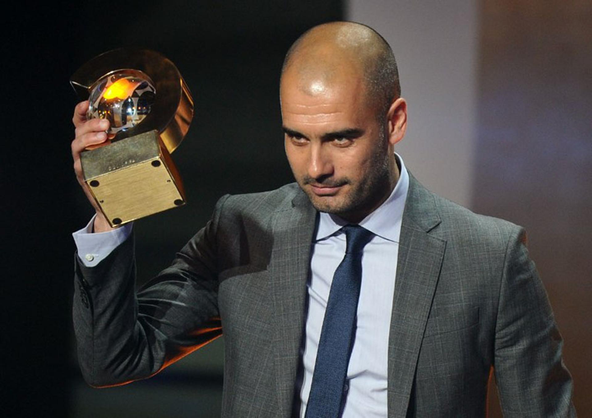 Josep Guardiola recebe no início de 2012 o prêmio de melhor treinador do mundo de 2011