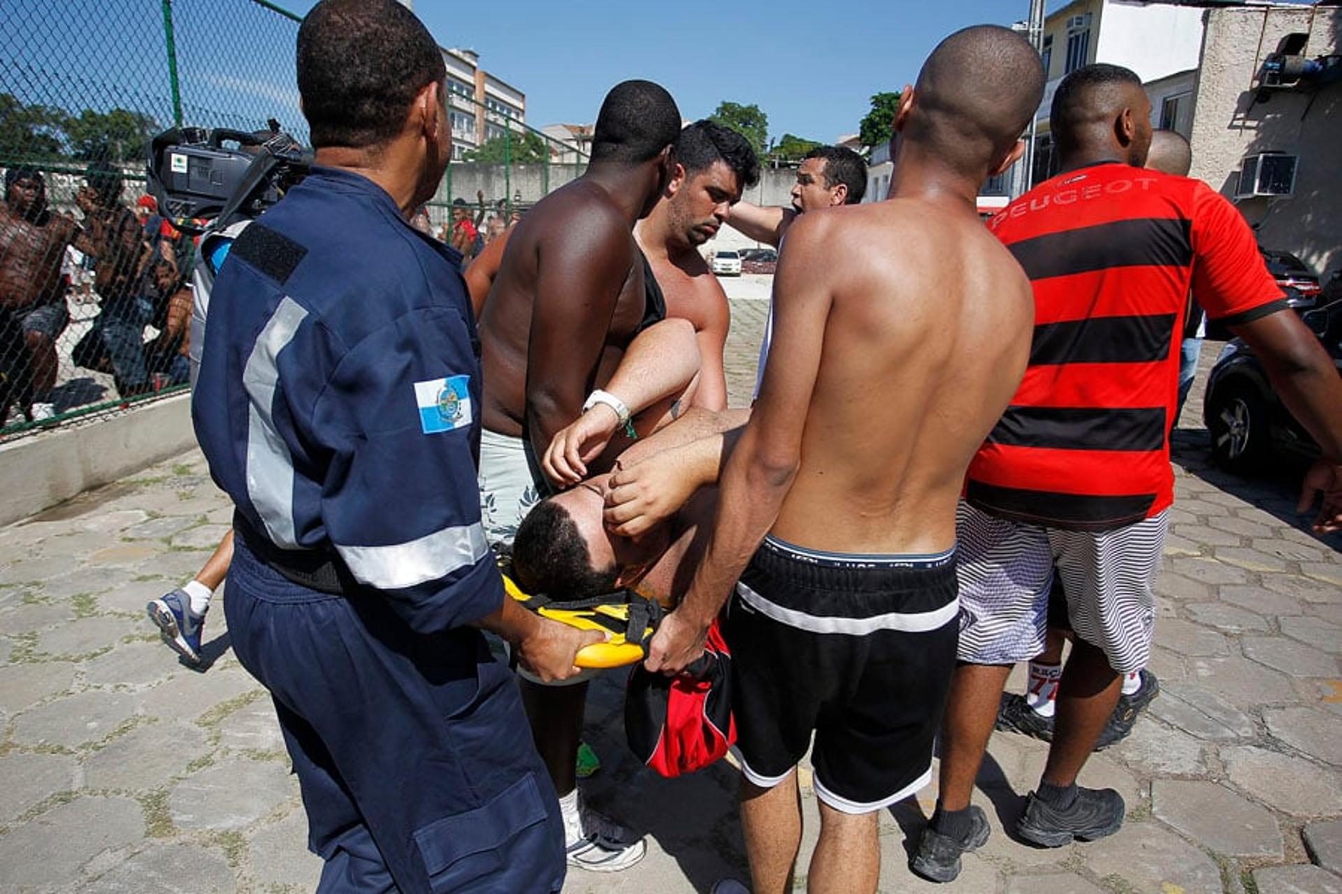 Alguns torcedores passaram mal com o forte calor em São Januário