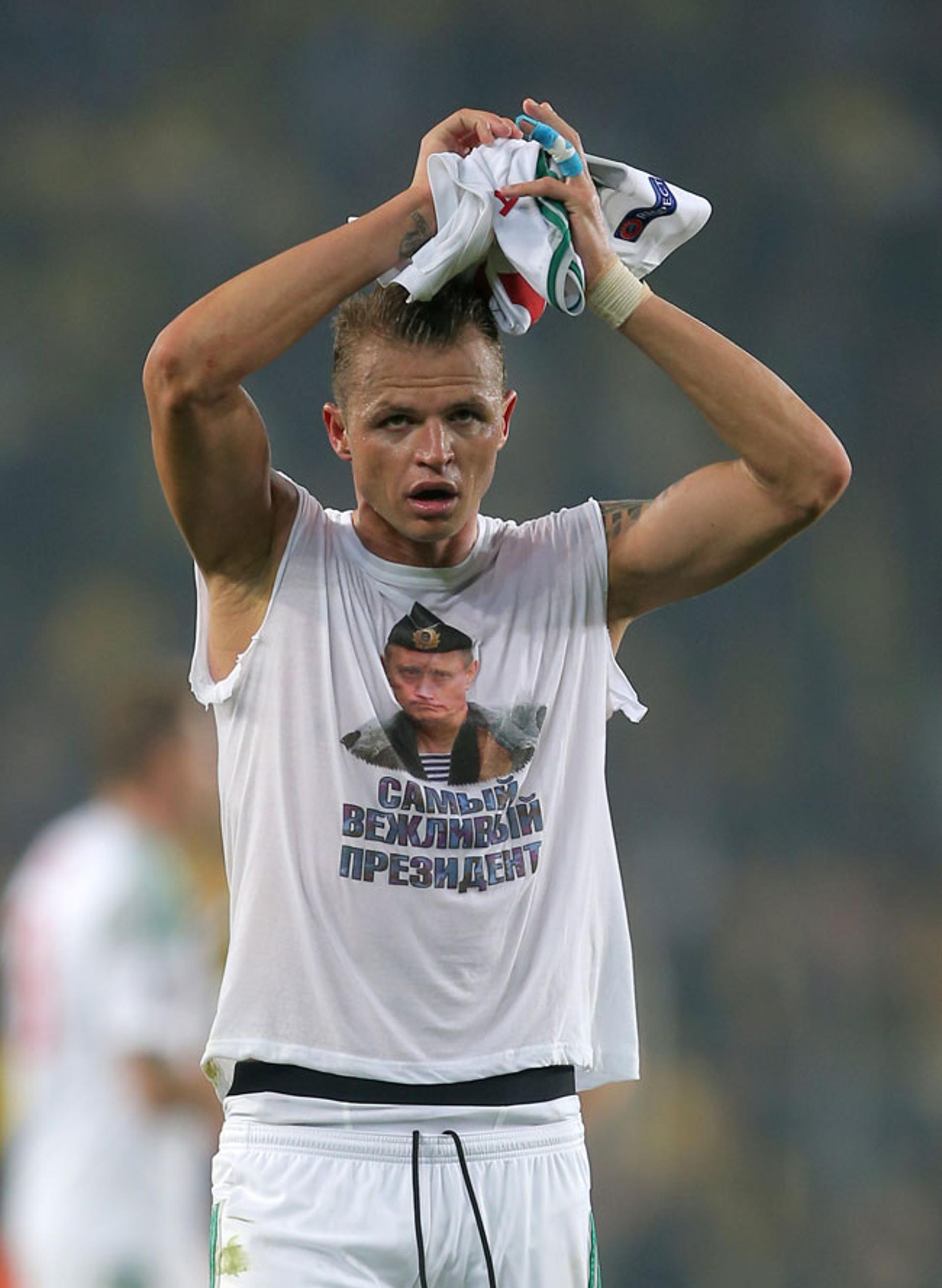 Tarasov veste camisa com imagem de Putin - Fenerbahce x Lokomotiv